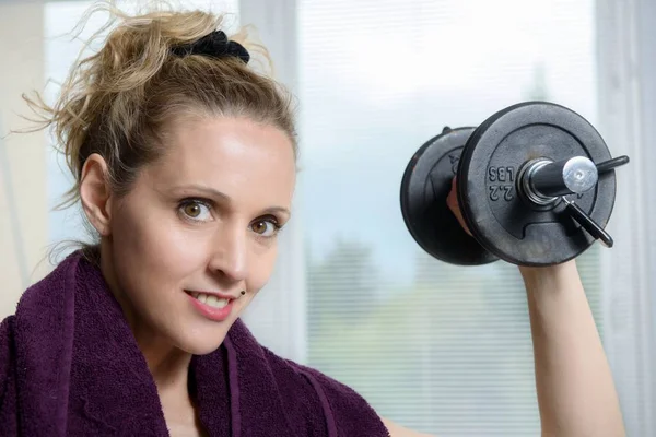 Portrét mladé ženy dělá fitness cvičení s činkami, — Stock fotografie