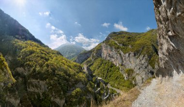 Olgun Pyrenees içinde yolunu