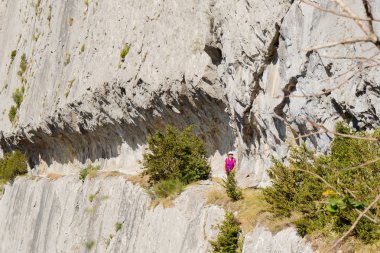 Kadın olgun Pyrenees içinde yolda hiking