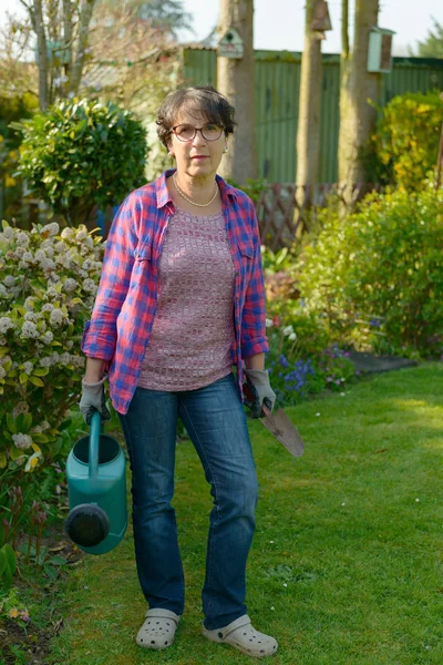 Женщина садоводства в своем прекрасном саду . — стоковое фото