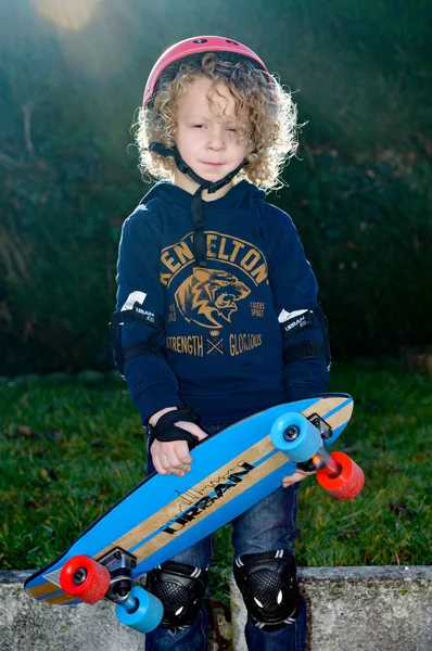 Liten blond pojke med en skateboard — Stockfoto