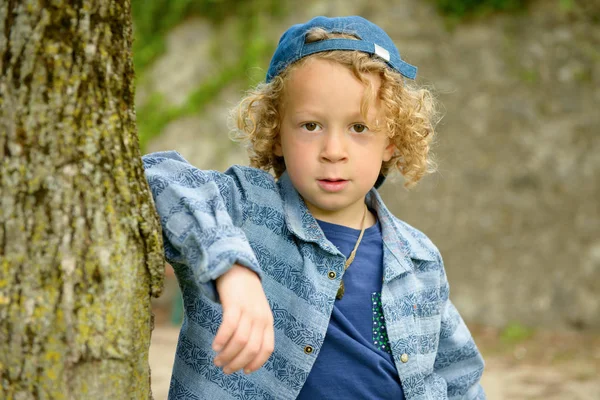 Mavi bir kap ile sarışın çocuk — Stok fotoğraf