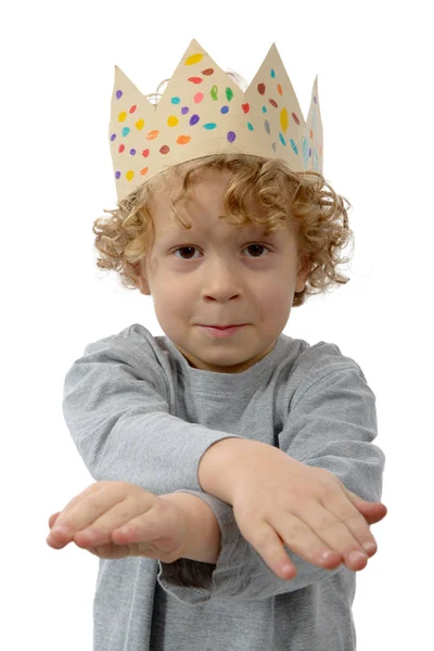 Niño rubio con una corona en la cabeza, sobre blanco —  Fotos de Stock