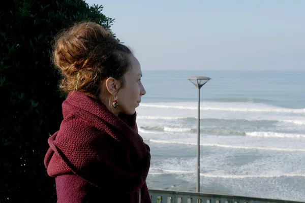 Portrait d'une jeune femme regardant la mer — Photo