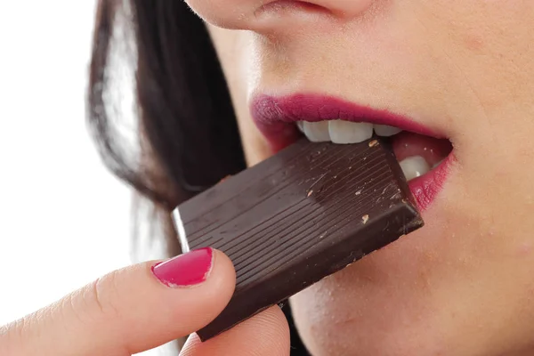 Tatlı çikolata yiyen kadın — Stok fotoğraf