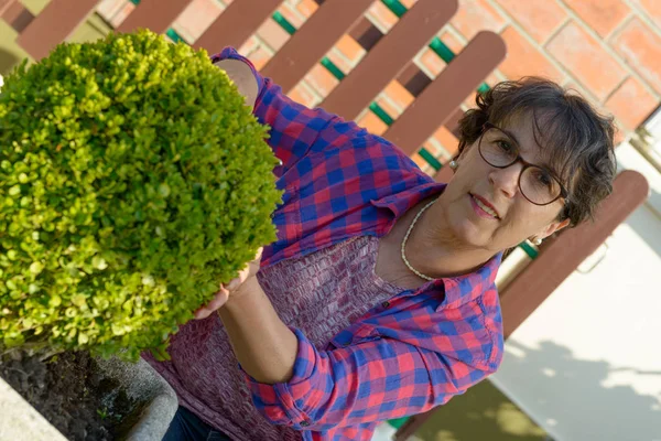 Woman gardening in her beautiful garden. — Stock Photo, Image