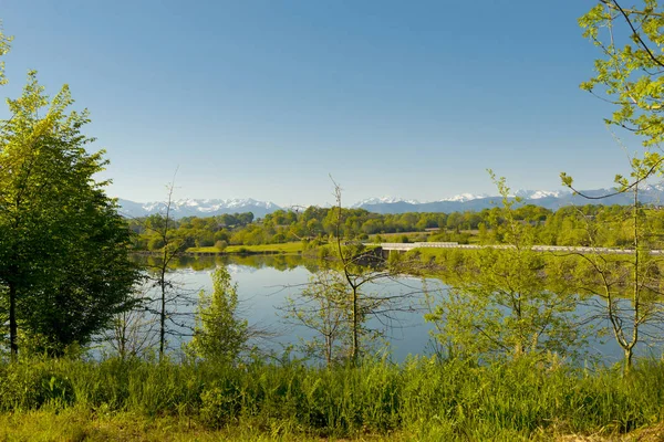 Vista do lago Gabas nos Pirinéus Atlantiques, montanhas em b — Fotografia de Stock