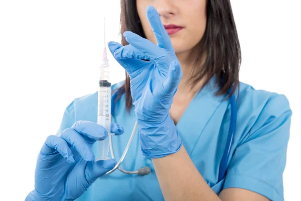 Jeune femme médecin avec seringue sur blanc — Photo