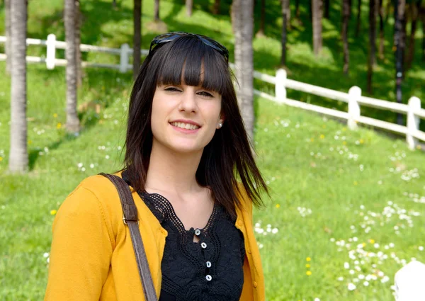 Joven chica morena sonriente, al aire libre — Foto de Stock