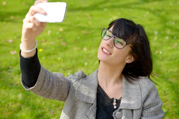 Selfie, Hermosa chica tomada fotos de sí misma — Foto de Stock