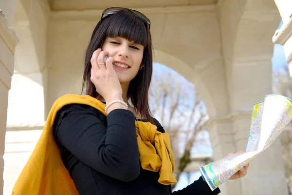 公園で携帯電話で若いブルネットの少女の外 — ストック写真