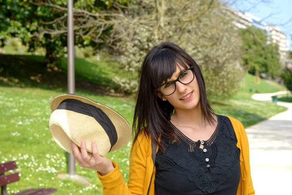 Retrato de joven morena con sombrero de verano en el parque — Foto de Stock