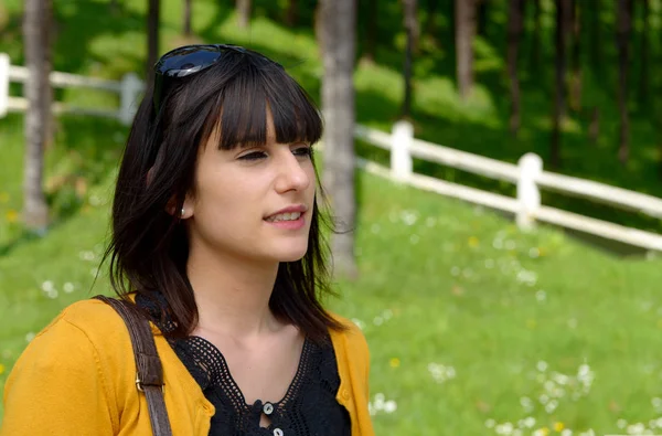 Young smiling brunette girl, outdoors — Stock Photo, Image