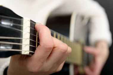 akustik gitar çalmaya kadının elleri yakın çekim