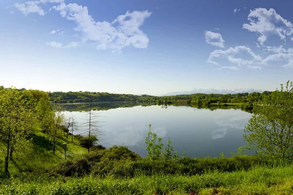 Blick auf den See in den Pyrenäen Atlantiken, Berge im Hinterland — Stockfoto