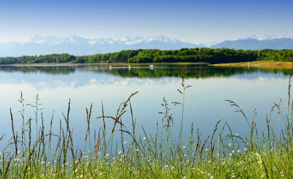 Blick auf den See in den Pyrenäen Atlantiken, Berge im Hinterland — Stockfoto