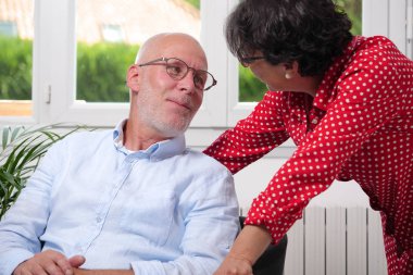 Aşık evde mutlu üst düzey Çift