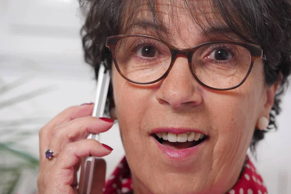 Érett barna nő beszél telefonon portréja — Stock Fotó