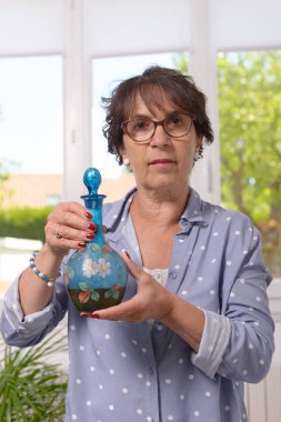 güzel bir sürahi tutan Olgun kadın