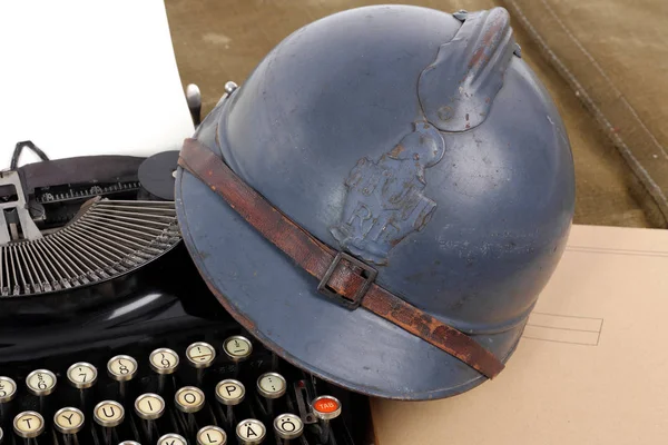 Casco militar francés de la Primera Guerra Mundial con vieja máquina de escribir —  Fotos de Stock