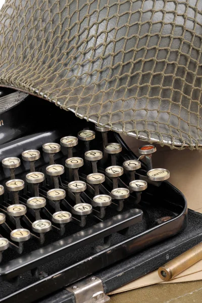 Casco militar estadounidense de la Segunda Guerra Mundial con máquina de escribir antigua — Foto de Stock