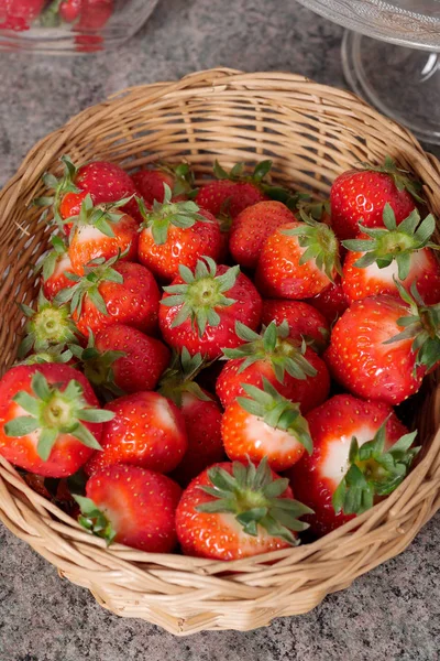 Korb mit roten Erdbeeren — Stockfoto