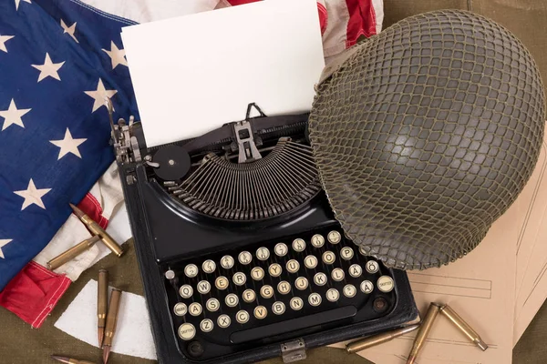 Casco militar estadounidense de la Segunda Guerra Mundial con máquina de escribir antigua —  Fotos de Stock