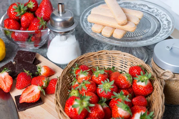 Aardbeien met stukjes pure chocolade en suiker — Stockfoto