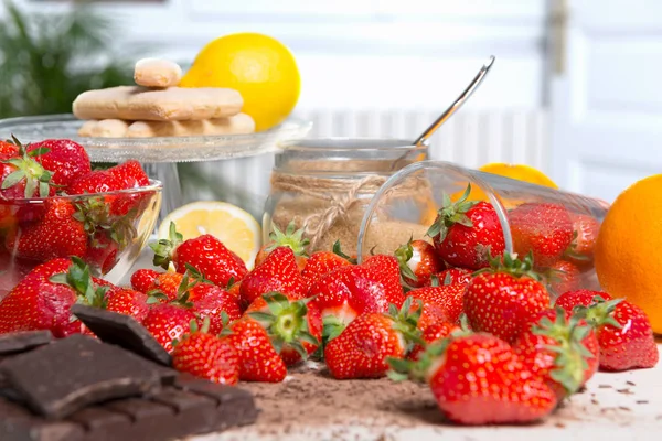 Aardbeien met stukjes pure chocolade — Stockfoto