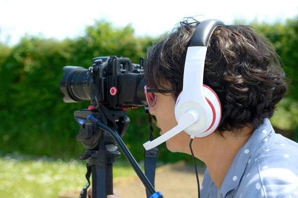 Жінка з навушниками, використовуючи камеру dslr — стокове фото
