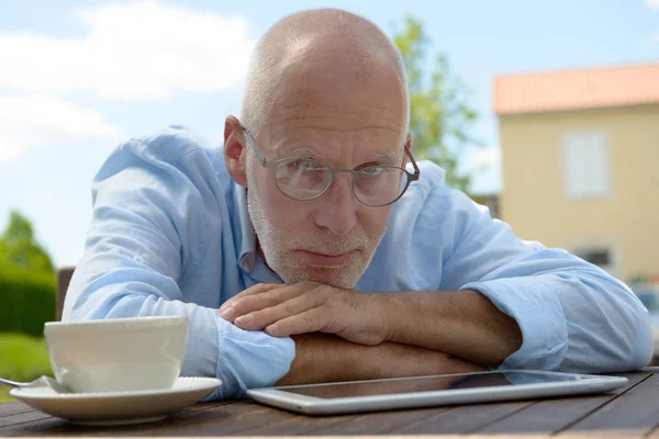 An angry senior man outdoor — Stock Photo, Image