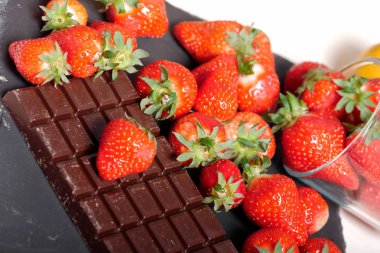 Koyu çikolata ile çilek