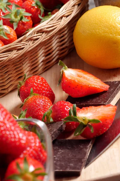 Strawberries with a dark chocolate bar — Stock Photo, Image
