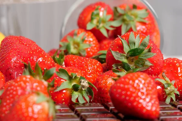 Fragole con barretta di cioccolato fondente — Foto Stock