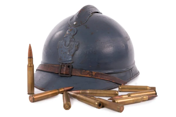 Casque militaire français de la Première Guerre mondiale avec des munitions est — Photo