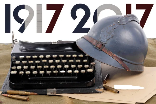 Francouzská vojenská helma z první světové války se starým psacím stroji — Stock fotografie