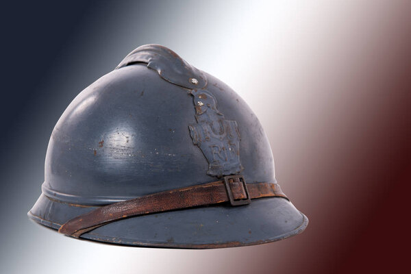 Французский военный шлем Первой мировой войны на красно-белом синем
 