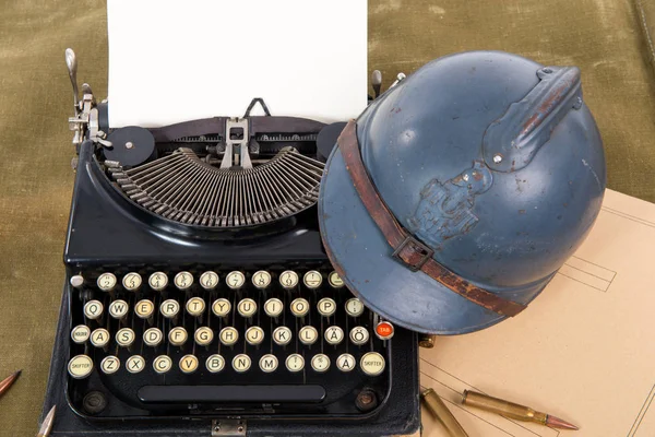 Französischer Militärhelm aus dem Ersten Weltkrieg mit alter Schreibmaschine — Stockfoto