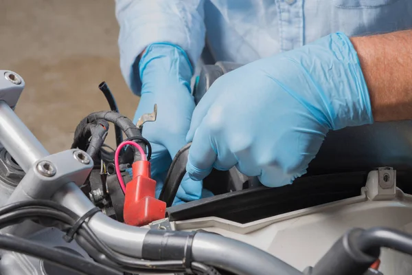 Instalación de la batería de la moto — Foto de Stock