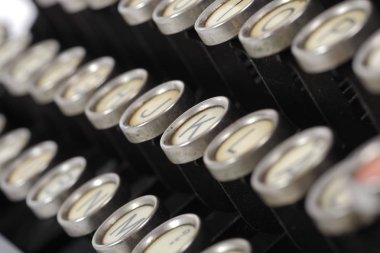 Eski bir daktiloyu kapat