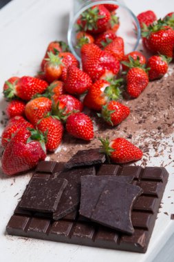 Koyu çikolata ile çilek