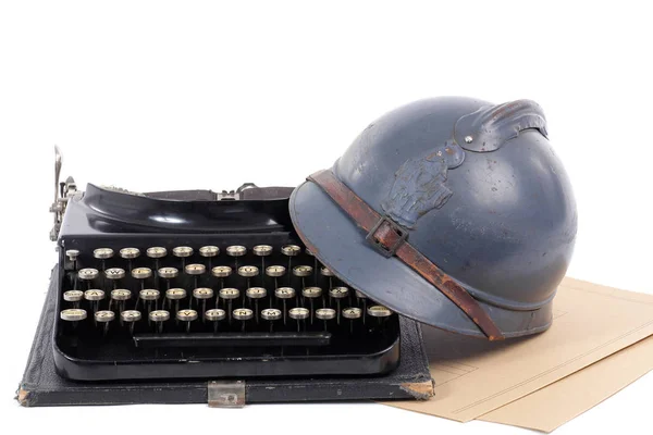 Casco militar francés de la Primera Guerra Mundial con vieja máquina de escribir —  Fotos de Stock