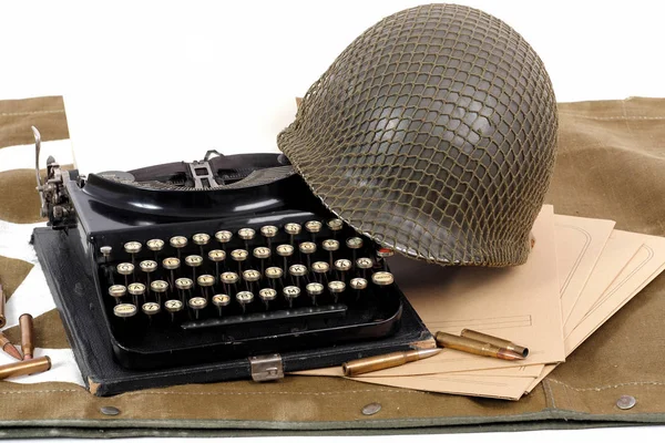 US military helmet of the Second World War with old typewriter — Stock Photo, Image