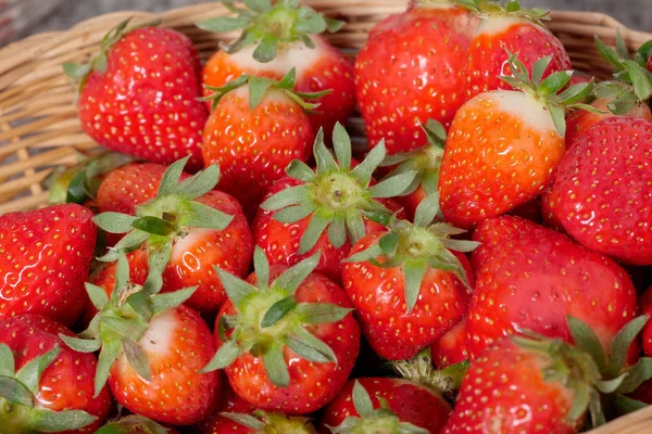 Korb mit roten Erdbeeren — Stockfoto