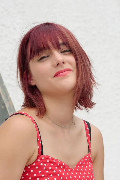 Porträtt av en vacker flicka med rött hår — Stockfoto