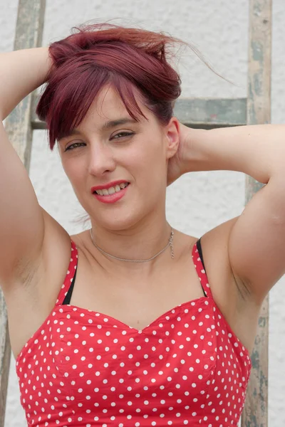 Retrato de una hermosa chica con el pelo rojo — Foto de Stock