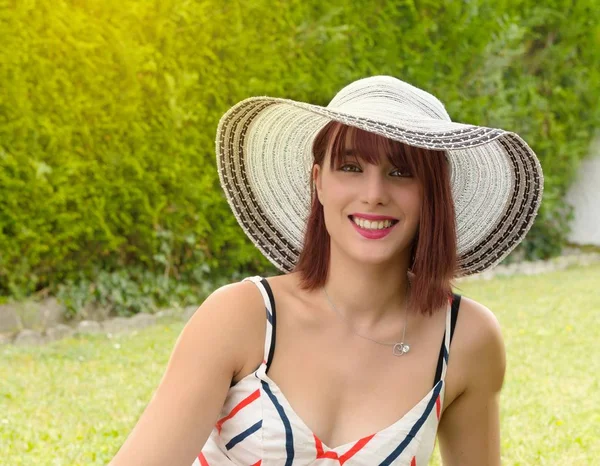 Retrato de una hermosa chica con sombrero de verano — Foto de Stock