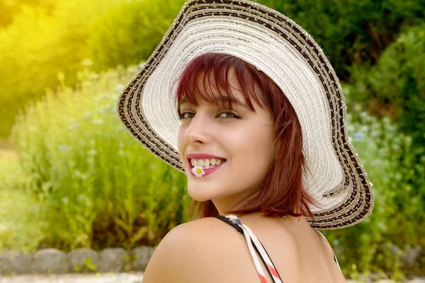 Ritratto di una bella ragazza con cappello estivo — Foto Stock