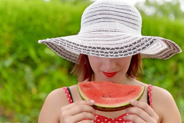 Menina bonita comendo uma melancia — Fotografia de Stock