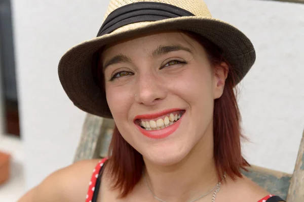 Retrato de una hermosa chica con sombrero de verano —  Fotos de Stock